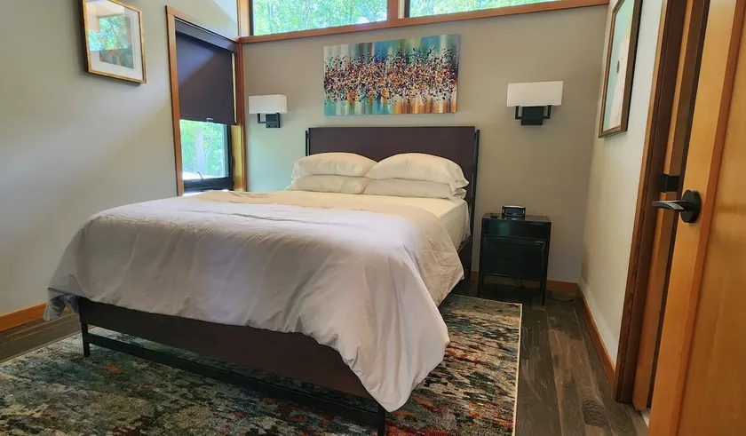 Suite 4 at Piedmont Grove: Deluxe Queen Suite - Image 1