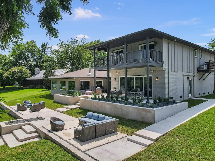 The Retreat on Lakeshore with Concierge Services - Image 1