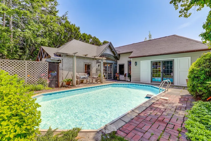 Shared Hot Tub: Historic Cottage, Walk to Elm Park - Image 1
