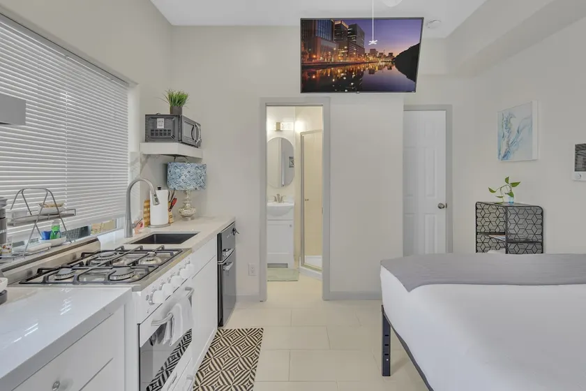Suite for 2 with kitchen ~ Steps from the Shore - Image 1