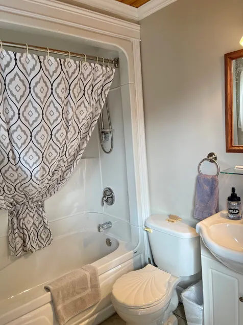 Queen Room with Ensuite Bath & Private Entrance. - Image 1