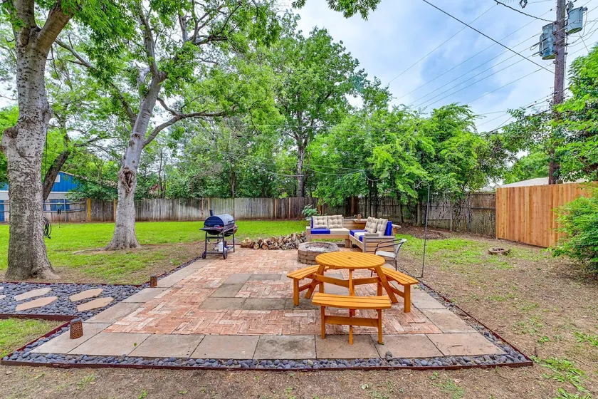 8 Mi to Stockyards: Ft Worth Home w/ Full Kit - Image 1