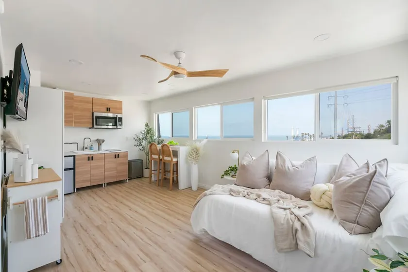 Ocean Views! 3 Mins Walk to Strand&Beach + Parking - Image 1