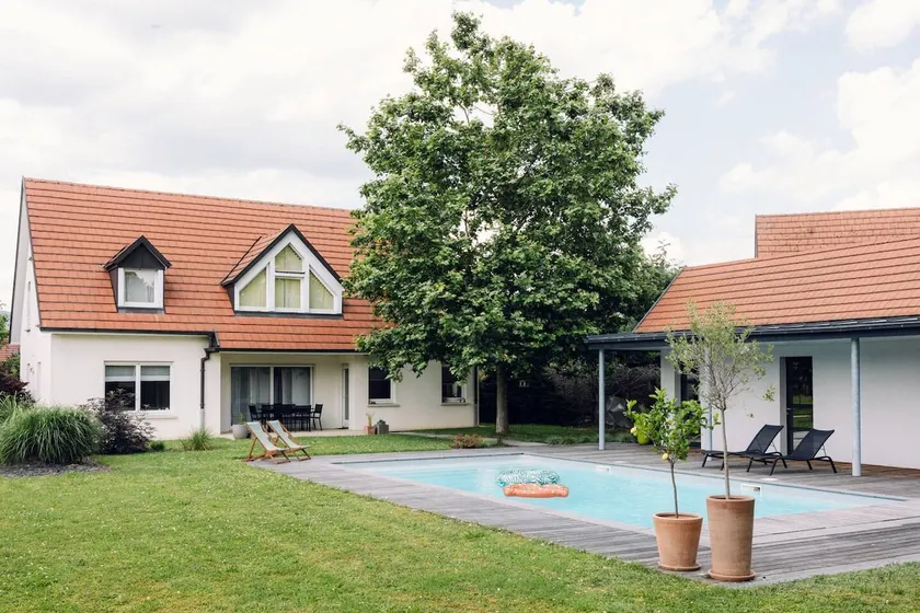 240 m2 Villa, Swimming Pool, 4 Bathrooms - Image 1