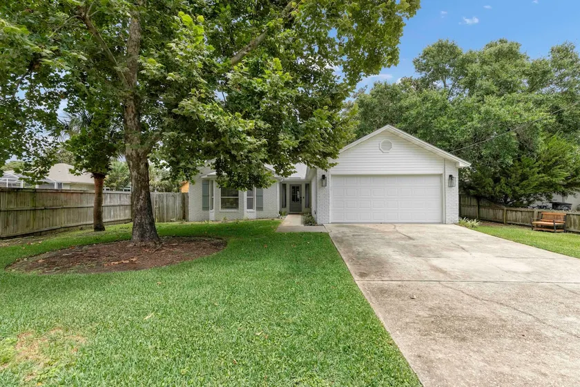 Boat House - Steps to Boat Ramp, Grill & 1 Mile to Beach - Image 1