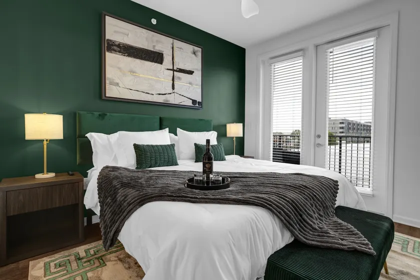 Intimate Flat with Pool, Gym, and Stunning City Views - Image 1
