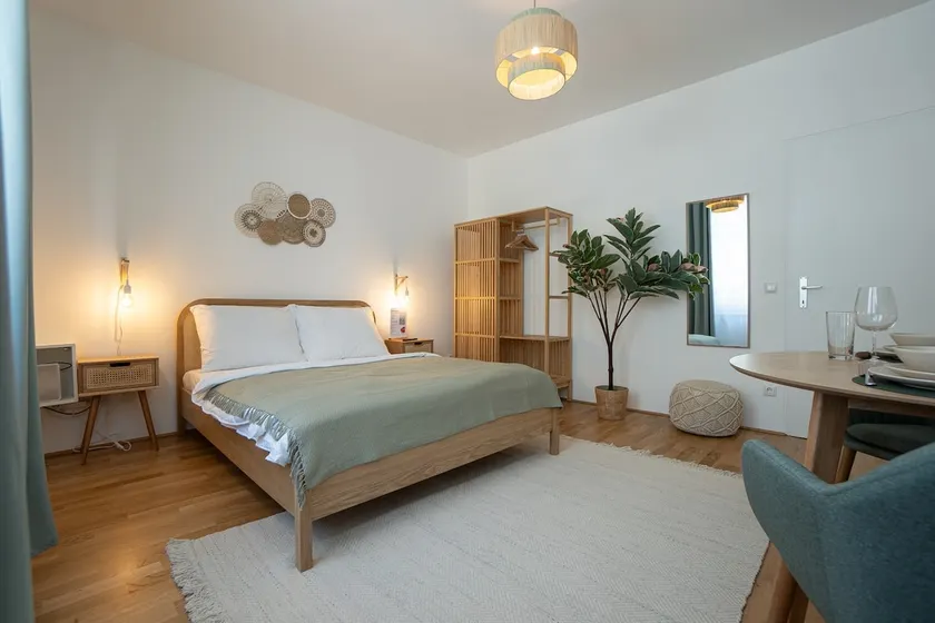 Bright Modern Studio in Center with a Queen Bed - Image 1