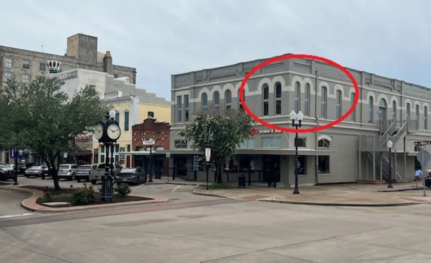 Parker101:Downtown Bryan on Main St, King Bed - Image 1