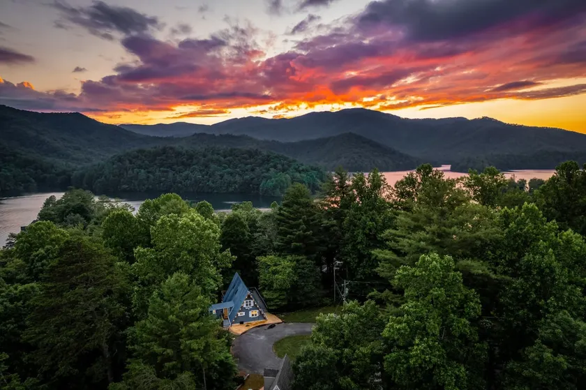 Magical A-Frame*Lake View*Hot Tub*PARKING - Image 1