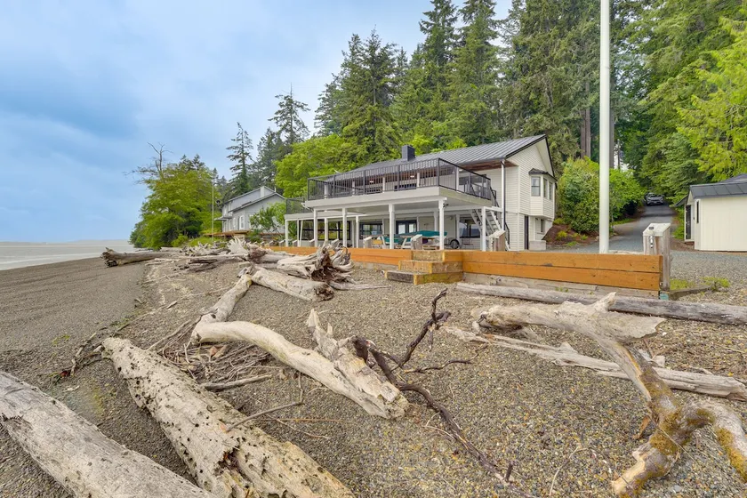 Beachfront Anderson Island Escape: Rainier Views! - Image 1