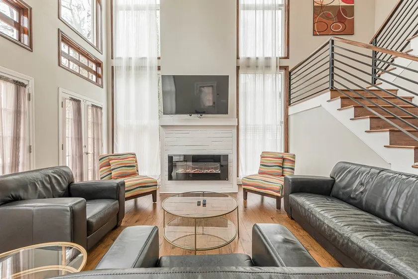 Spacious 7-BR for 16 people w/driveway - Image 1