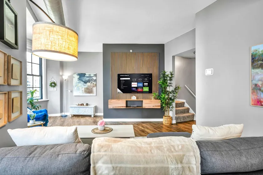 Flatiron Suite @ Downtown|Playhouse SQ|Pool+Gym - Image 1