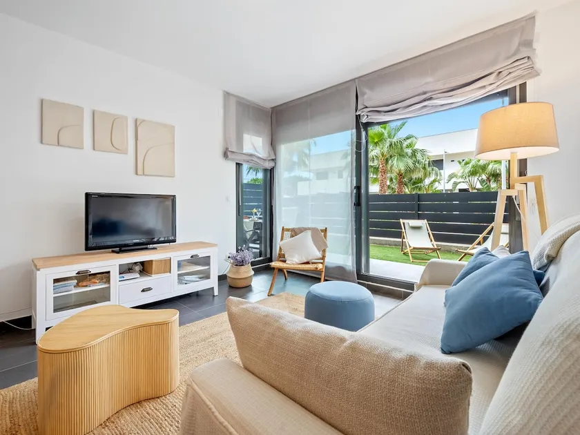 Ground floor with private garden 1min beach - Image 1