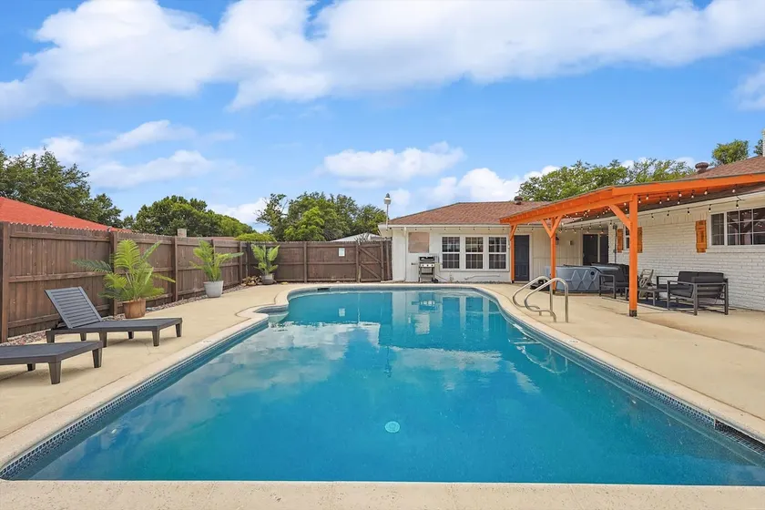 5 BR Relaxing Retreat with Pool Hot tub Fire Pit - Image 1