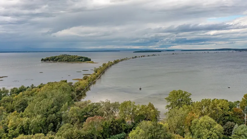 Causeway Cottage: Lake Beach & NY Biking Ferry - Image 1