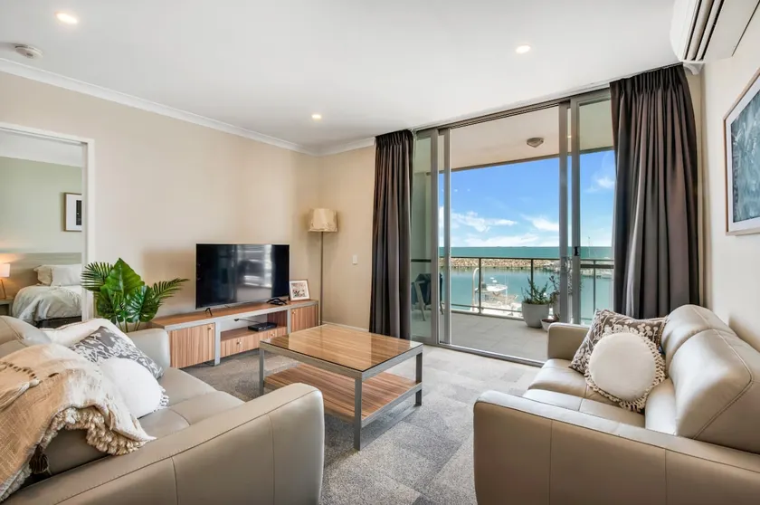 Beautiful Marina View Apartment - Image 1