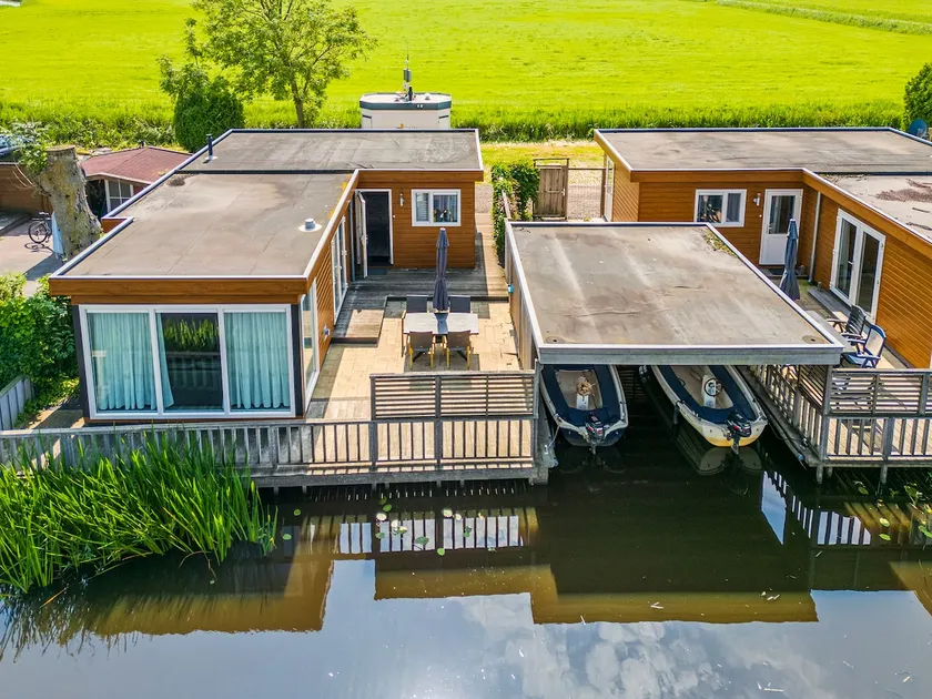 Spacious waterfront chalet including a sloop - Image 1