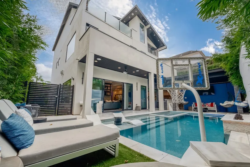 Montrose Lux Pool Villa Houston - Image 1