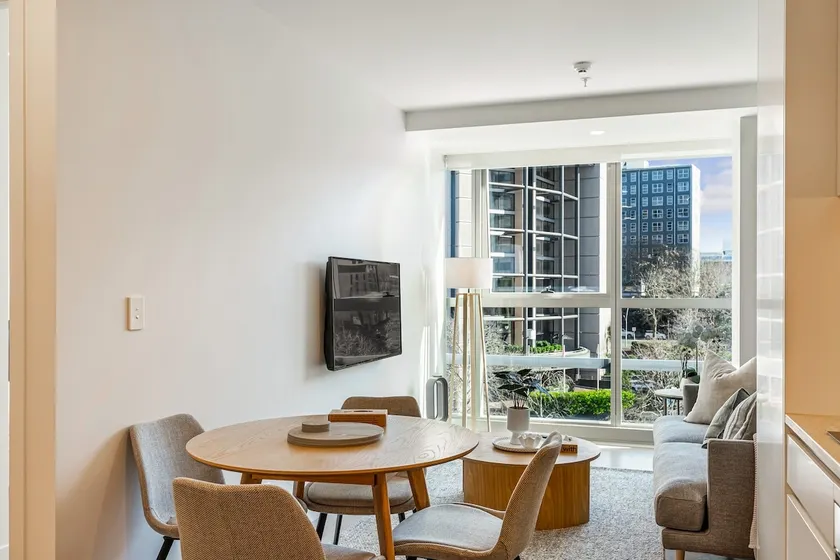 Modern Apartment & Parking - Central & Quite - Image 1