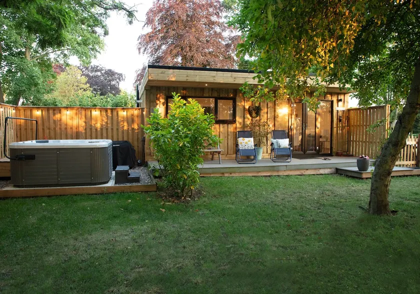 Luxury Chestnut Lodge with Hot Tub and Games Room - Image 1