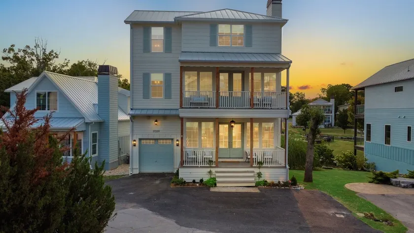 6 Br, 7.5 Ba Luxurious Lake Getaway, Sleeps 22 - Image 1