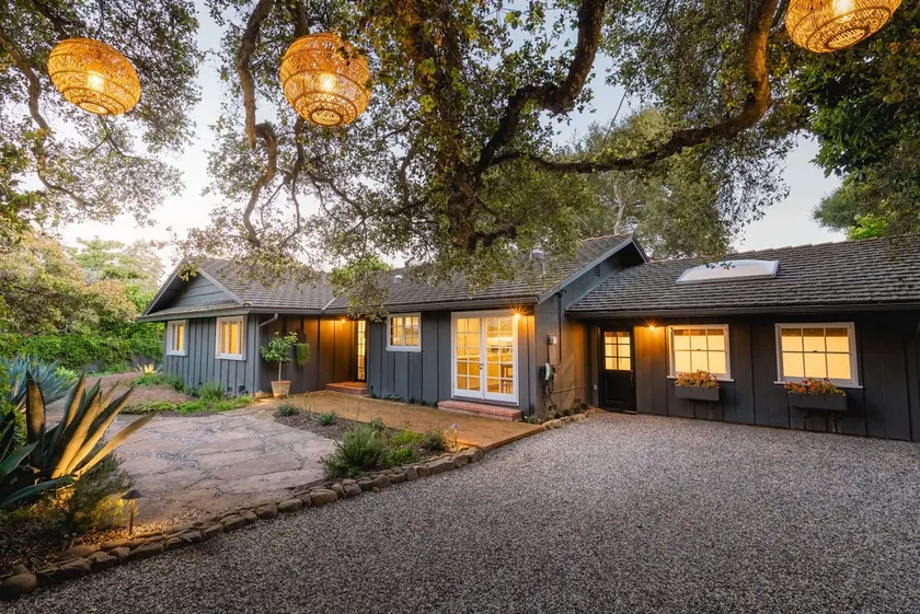 Montecito Cottage in Hedgerow Walk to Miramar - Image 1