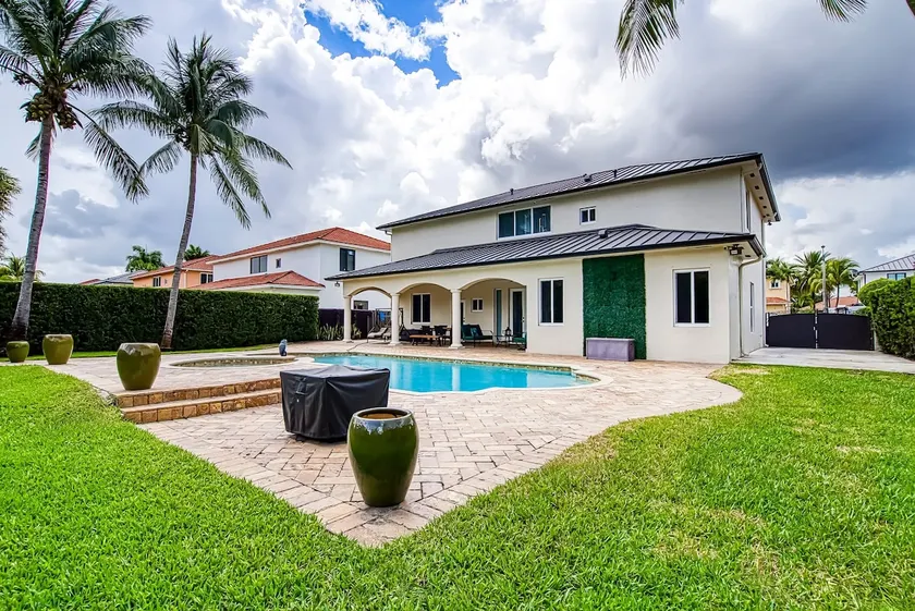 Luxury Tropical Living , 4BR w Backyard Pool Oasis - Image 1