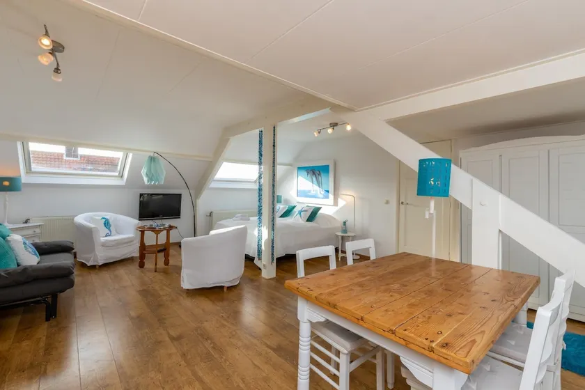 Bright Apartment Near Beach - Image 1