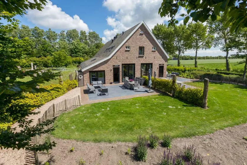Family house with an ideal location, private terrace, garden and sauna - Image 1