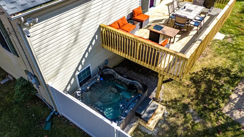 Hot Tub Game Room Fenced Yard Dog Friendly - Image 1