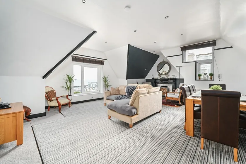 Gorgeous 3 bed - Stunning Views & Street Parking! - Image 1