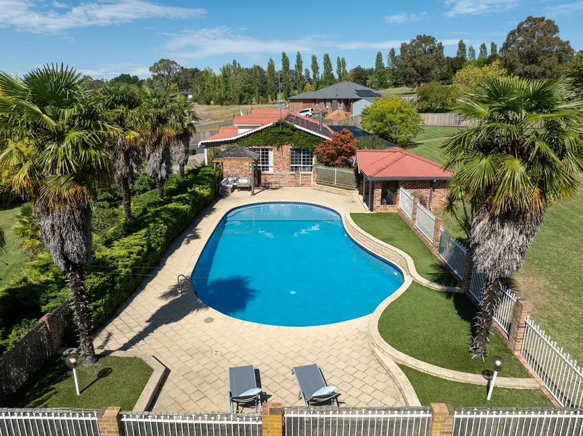 Entertainer's Dream - 6 Bedroom Home with Pool - Image 1