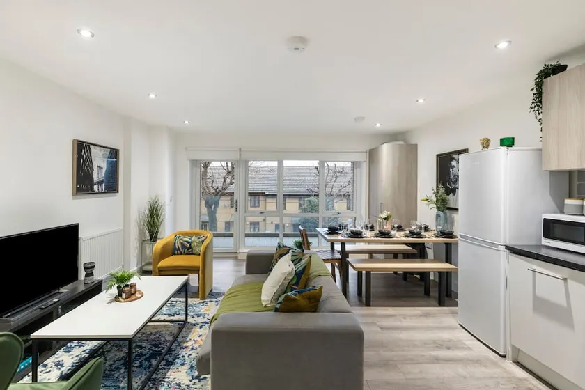 A Splash of Color: Spacious & Funky 3-BR Flat - Image 1