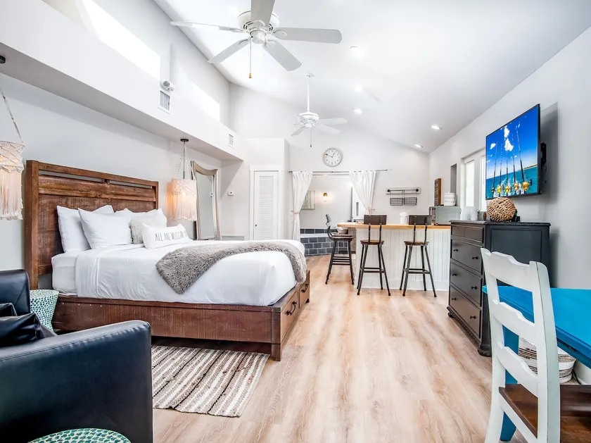 Honeymoon Palm Suite near Higgs Beach - Image 1