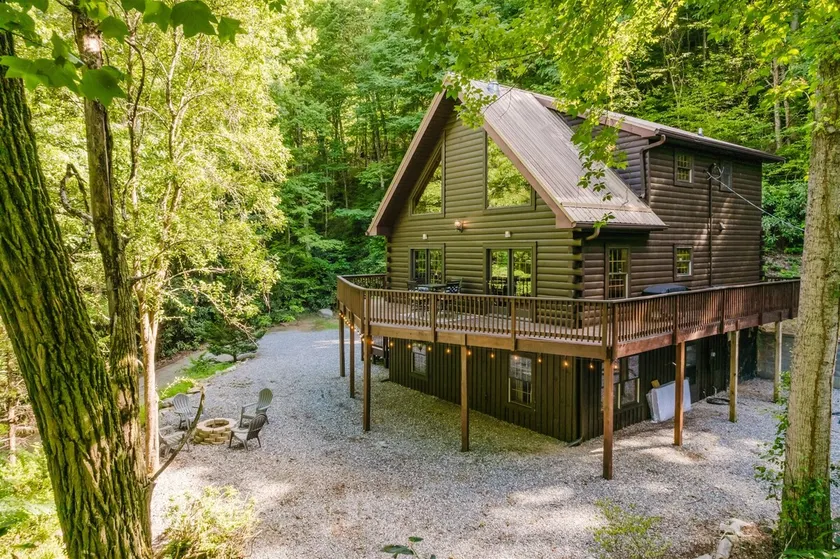 Wallys Kabin | Mnt Cabin, Pool Table, Sleeps 9 - Image 1