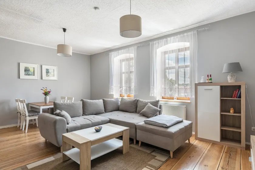 Apartment with large garden - Image 1