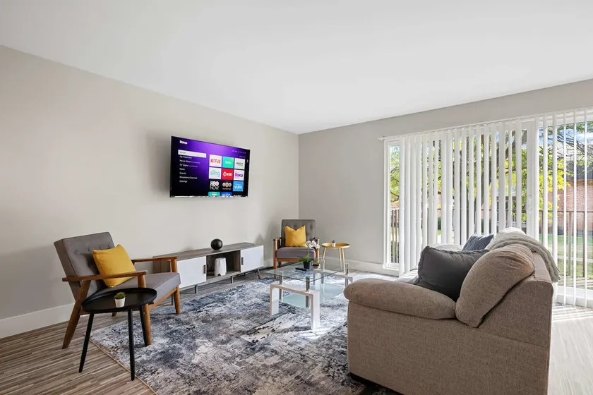 Bright and Airy 2BR 2BA in the Heart of the City - Image 1