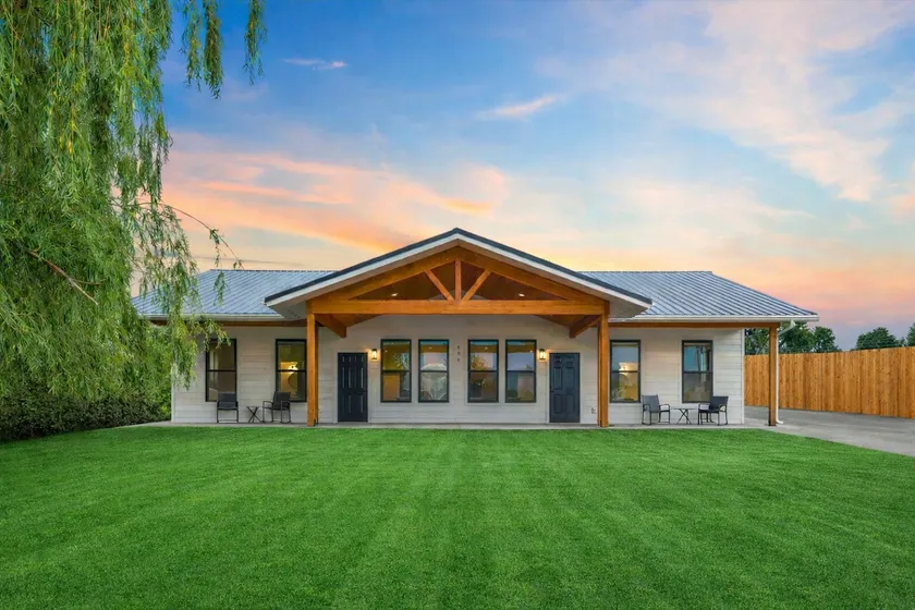 Wolf-themed duplex in Montana – cozy getaway - Image 1