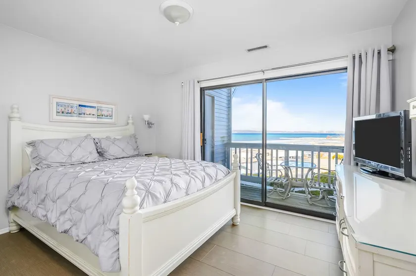Gorgeous 2 Bedroom Lake View Condo 2780 - Image 1