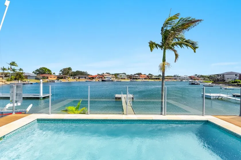 Sandy Shores - Absolute Waterfront & Swimming pool - Holiday Yamba - Image 1