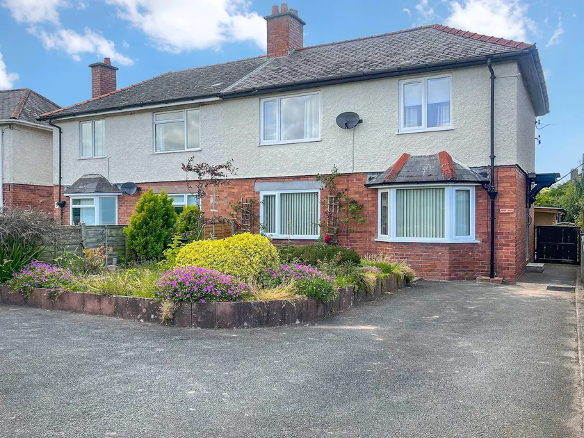 Cottage with garden | River view - Image 1