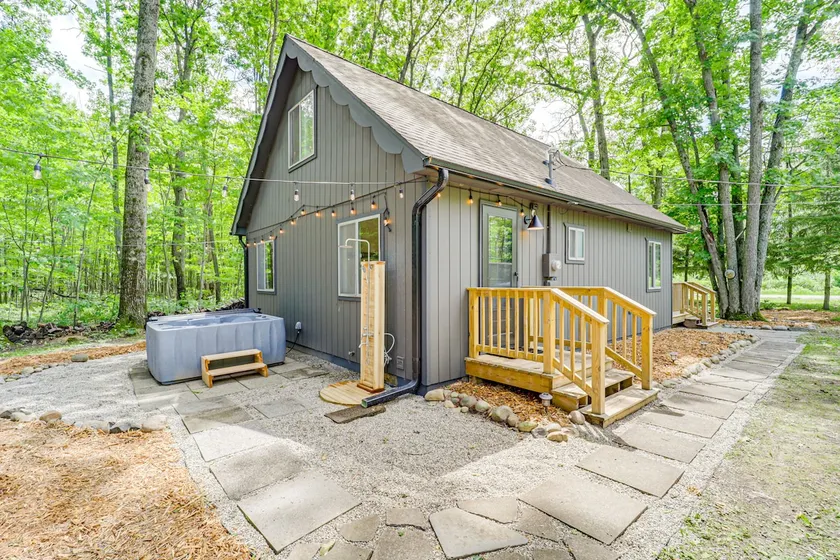 Roscommon Chalet w/ Hot Tub Near Higgins Lake! - Image 1