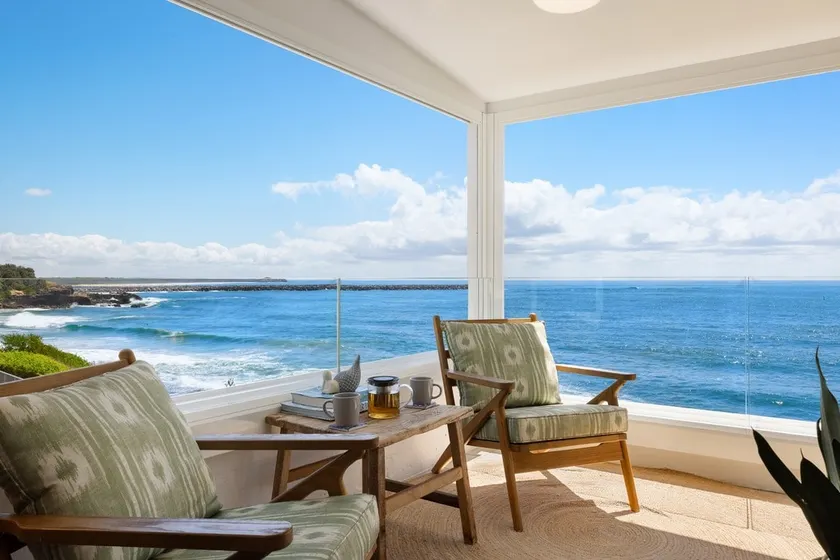 Overhanging Ocean! 1 Bed heaven! - Image 1