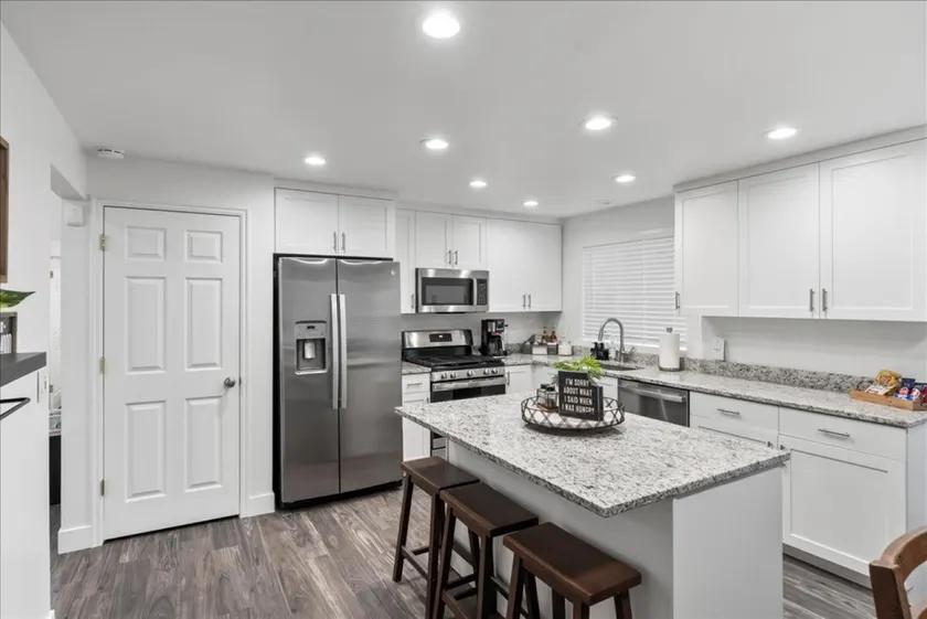 4 Bdrm 6 Bed Clean Pet Friendly HotTub New Kitchen - Image 1