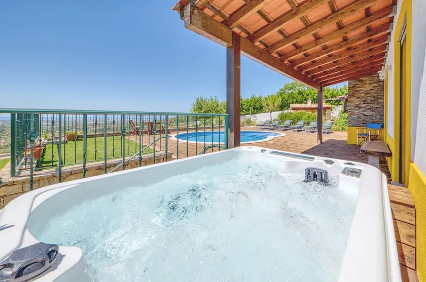Villa Cielo with pool, jacuzzi & sea views - Image 1