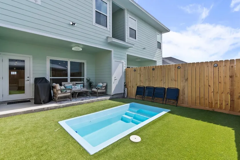 Stylish Townhouse with BBQ, Pool & Near Beach - Image 1
