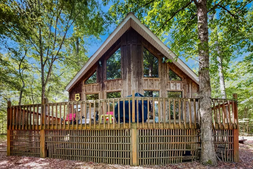 1 Mi to Pickwick Lake! Tranquil Wooded Cabin - Image 1