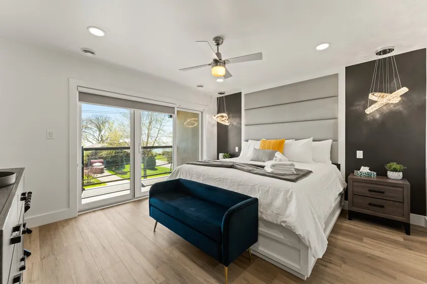 Luxury Side by Side Lakeview Condos - Image 1