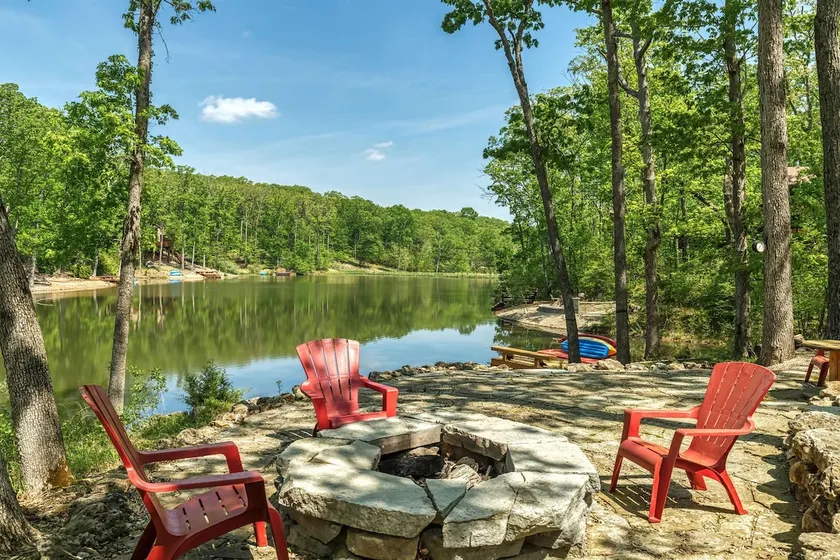 Tarnhouse Lakefront Cottage by StayLage - Image 1