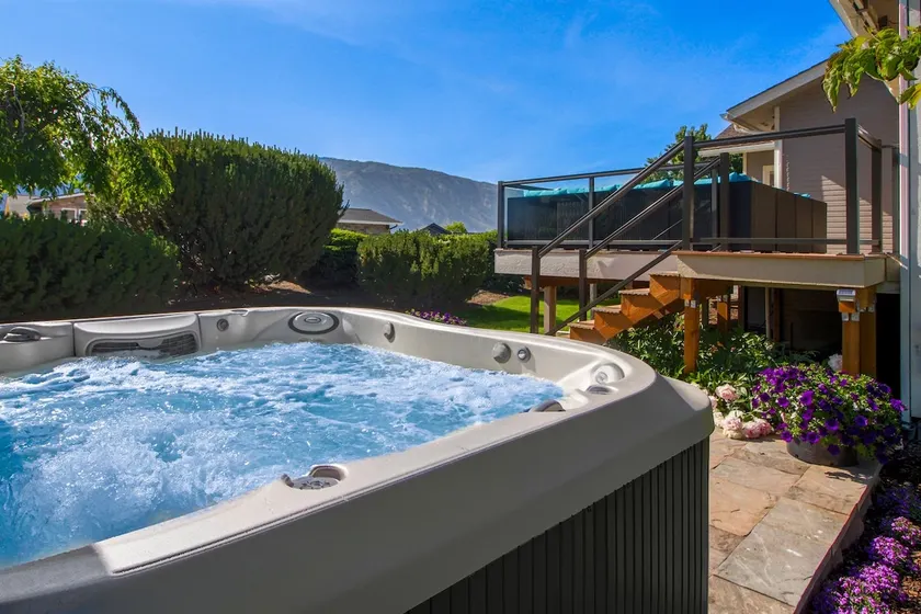 Stunning views, private hot tub, walk everywhere - Image 1